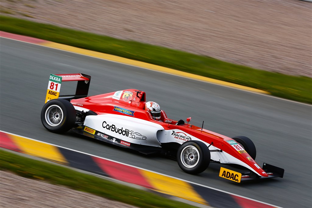 Nicklas i hans Racing for NicklasN/Carbuddi sponserede Tatus Formel 4
